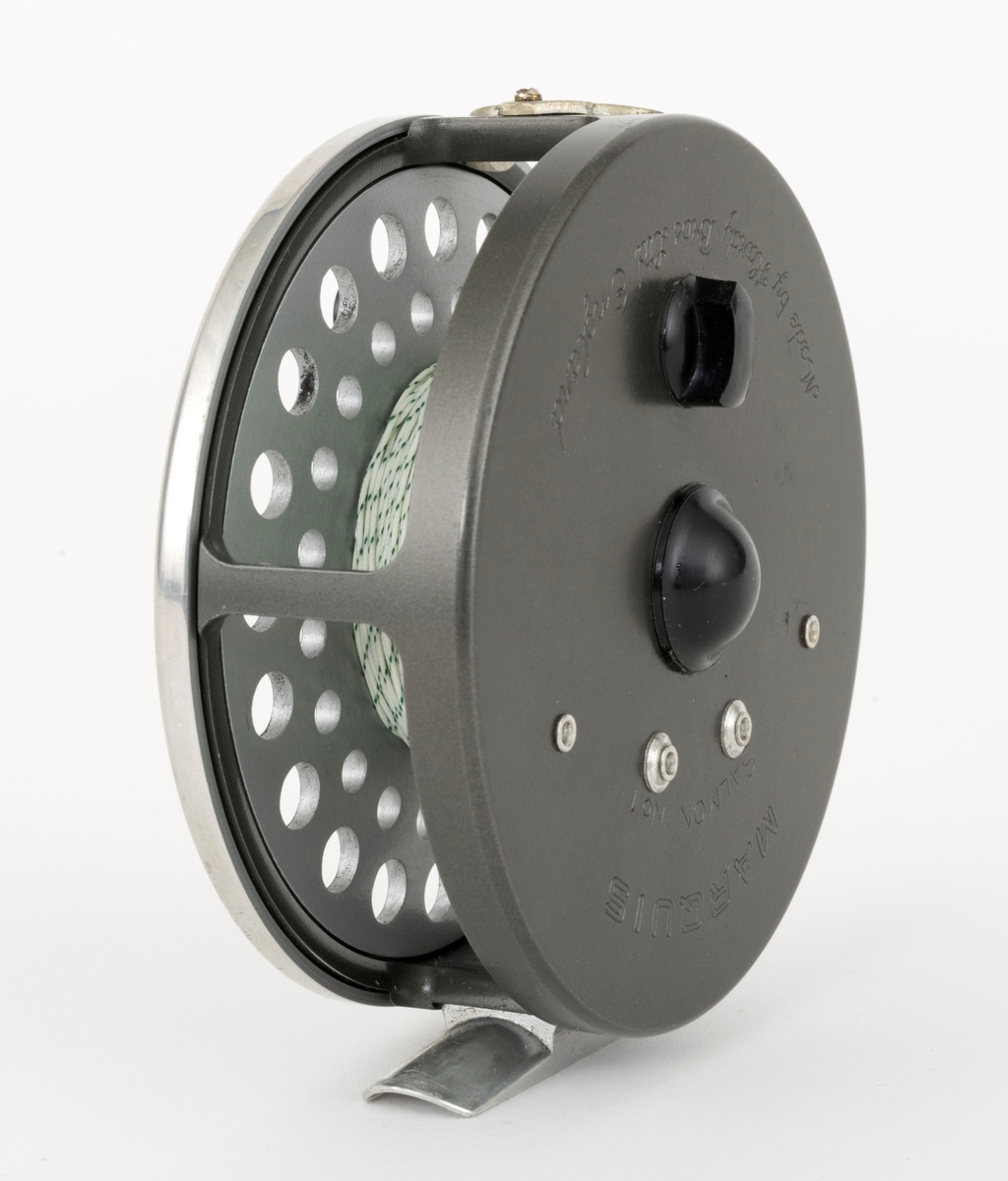 Gjenstanden består av en snelle, fiskesnelle, fluesnelle av typen Marquis Salmon No1 av Hardy Bros i England og et futteral. Dette skjemaet omhandler snella. Fluesnella er egnet  til laksefiske. Snellas grunnkomponenter er spole (trommel), sidedeksler (ramme), sveiv og snellefot. Snellefoten er festet med nagler til "ramma". Sveiva er montert på høyre side, direkte på spolen. Snella er laget av metall mens sveivknappen trolig er laget av bakelitt. Snella har justerbar brems. Det sitter backing (bakline) på spolen, antakelig dacron. Ut fra påklistret lapp på snella, er trolig det siste fluesnøret som er brukt på snella av typen Hardy Sink Tip DT-9 ( et dobelttappert fluesnøre, avsmalende i begge ender).  



[For informasjon om sneller av denne typen kan boka: "Fishing Tackle A Collector's Guide" av Graham Turner, være en kilde. Se også boka Sportsfiskeleksikon fra 2005.]