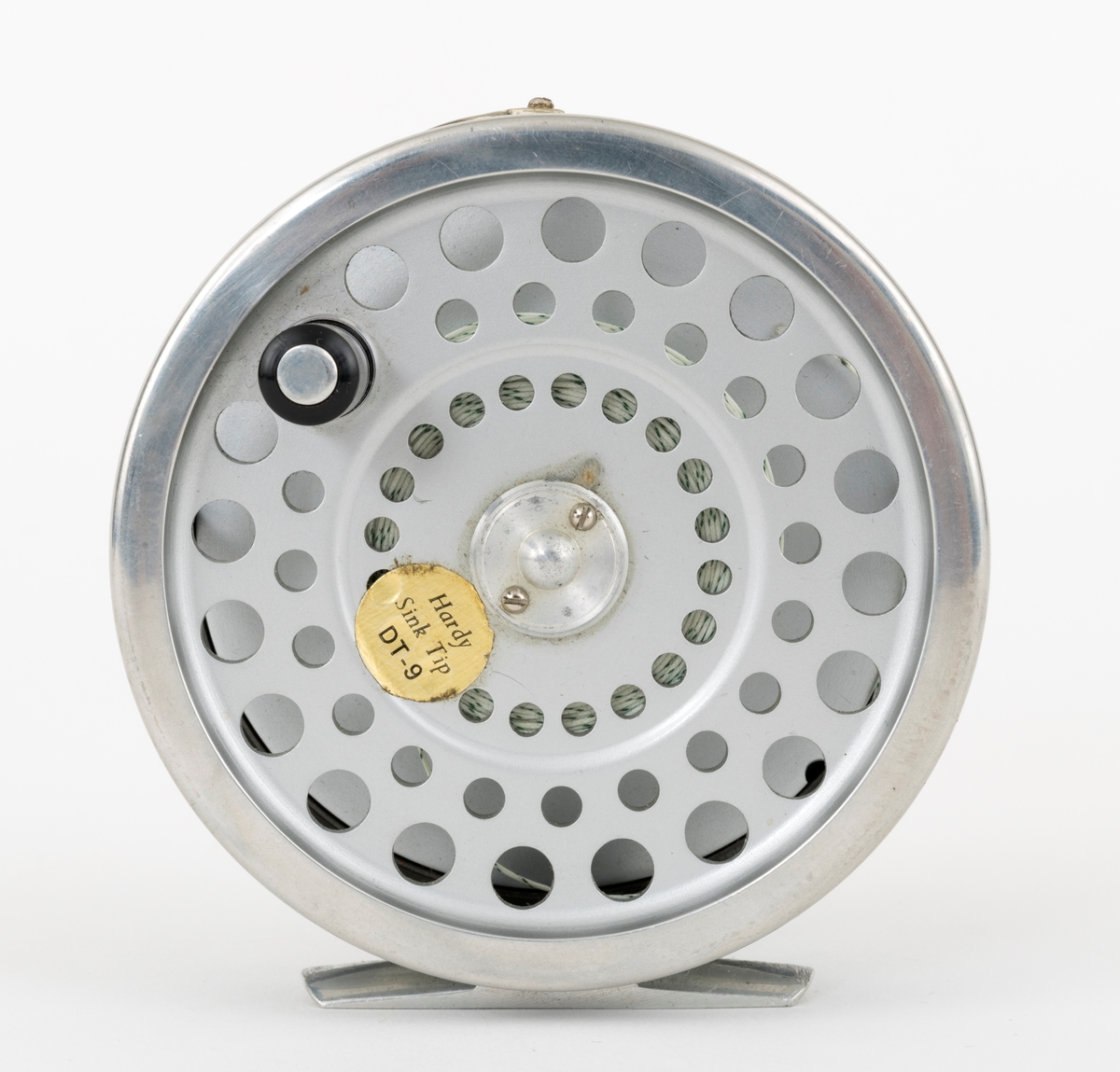 Gjenstanden består av en snelle, fiskesnelle, fluesnelle av typen Marquis Salmon No1 av Hardy Bros i England og et futteral. Dette skjemaet omhandler snella. Fluesnella er egnet  til laksefiske. Snellas grunnkomponenter er spole (trommel), sidedeksler (ramme), sveiv og snellefot. Snellefoten er festet med nagler til "ramma". Sveiva er montert på høyre side, direkte på spolen. Snella er laget av metall mens sveivknappen trolig er laget av bakelitt. Snella har justerbar brems. Det sitter backing (bakline) på spolen, antakelig dacron. Ut fra påklistret lapp på snella, er trolig det siste fluesnøret som er brukt på snella av typen Hardy Sink Tip DT-9 ( et dobelttappert fluesnøre, avsmalende i begge ender).  



[For informasjon om sneller av denne typen kan boka: "Fishing Tackle A Collector's Guide" av Graham Turner, være en kilde. Se også boka Sportsfiskeleksikon fra 2005.]