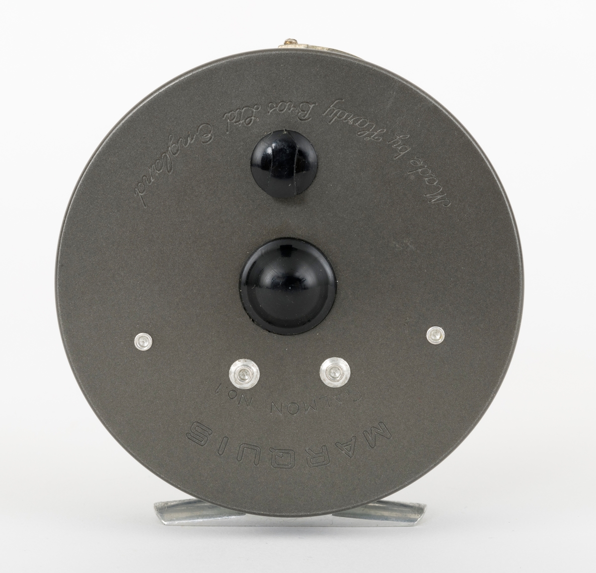 Gjenstanden består av en snelle, fiskesnelle, fluesnelle av typen Marquis Salmon No1 av Hardy Bros i England og et futteral. Dette skjemaet omhandler snella. Fluesnella er egnet  til laksefiske. Snellas grunnkomponenter er spole (trommel), sidedeksler (ramme), sveiv og snellefot. Snellefoten er festet med nagler til "ramma". Sveiva er montert på høyre side, direkte på spolen. Snella er laget av metall mens sveivknappen trolig er laget av bakelitt. Snella har justerbar brems. Det sitter backing (bakline) på spolen, antakelig dacron. Ut fra påklistret lapp på snella, er trolig det siste fluesnøret som er brukt på snella av typen Hardy Sink Tip DT-9 ( et dobelttappert fluesnøre, avsmalende i begge ender).  



[For informasjon om sneller av denne typen kan boka: "Fishing Tackle A Collector's Guide" av Graham Turner, være en kilde. Se også boka Sportsfiskeleksikon fra 2005.]