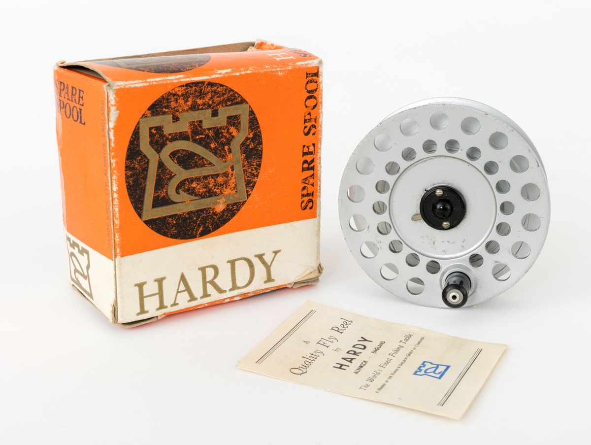 Gjenstanden består av en spole (reservespole) til en fiskesnelle, fluesnelle, av typen Viscount 140 produsert av Hardy Bros i England og en oppbevaringseske med et informasjonsskriv fra produsenten. Spolen (trommelen), består av sideplater, aksling, drev (tannhjul) og sveiv.  Den ene sideplata er perforert mens den andre er hel. Sveiva er montert direkte på spolen. Spolens hovedmateriale antas å være lettmetall, mens sveivknappen trolig er laget av bakelitt.  På spolen sitter det nylonsene som har vært brukt som backing (bakline). 

Spolen ligger i en rektangulær eske med lokk, som mest sannsynlig er originalemballasjen. Oppi esken ligger det et informasjonsskriv fra produsenten. (Informasjonsskrivet er skannet, se vedlagt fil under fanen referanser til filer.)

[For informasjon om Hardy-sneller av denne kan boka: "Fishing Tackle A Collector's Guide" av Graham Turner, være en kilde. Se også boka Sportsfiskeleksikon fra 2005.]