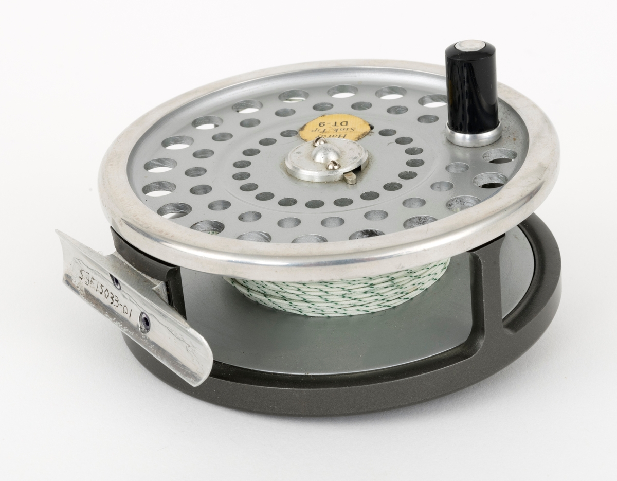 Gjenstanden består av en snelle, fiskesnelle, fluesnelle av typen Marquis Salmon No1 av Hardy Bros i England og et futteral. Dette skjemaet omhandler snella. Fluesnella er egnet  til laksefiske. Snellas grunnkomponenter er spole (trommel), sidedeksler (ramme), sveiv og snellefot. Snellefoten er festet med nagler til "ramma". Sveiva er montert på høyre side, direkte på spolen. Snella er laget av metall mens sveivknappen trolig er laget av bakelitt. Snella har justerbar brems. Det sitter backing (bakline) på spolen, antakelig dacron. Ut fra påklistret lapp på snella, er trolig det siste fluesnøret som er brukt på snella av typen Hardy Sink Tip DT-9 ( et dobelttappert fluesnøre, avsmalende i begge ender).  



[For informasjon om sneller av denne typen kan boka: "Fishing Tackle A Collector's Guide" av Graham Turner, være en kilde. Se også boka Sportsfiskeleksikon fra 2005.]