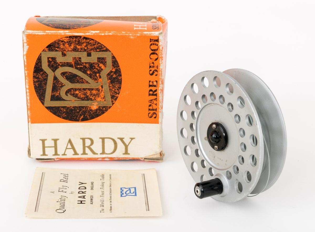 Gjenstanden består av en spole (reservespole) til en fiskesnelle, fluesnelle, av typen Viscount 140 produsert av Hardy Bros i England og en oppbevaringseske med et informasjonsskriv fra produsenten. Spolen (trommelen), består av sideplater, aksling, drev (tannhjul) og sveiv.  Den ene sideplata er perforert mens den andre er hel. Sveiva er montert direkte på spolen. Spolens hovedmateriale antas å være lettmetall, mens sveivknappen trolig er laget av bakelitt.  På spolen sitter det nylonsene som har vært brukt som backing (bakline). 

Spolen ligger i en rektangulær eske med lokk, som mest sannsynlig er originalemballasjen. Oppi esken ligger det et informasjonsskriv fra produsenten. (Informasjonsskrivet er skannet, se vedlagt fil under fanen referanser til filer.)

[For informasjon om Hardy-sneller av denne kan boka: "Fishing Tackle A Collector's Guide" av Graham Turner, være en kilde. Se også boka Sportsfiskeleksikon fra 2005.]