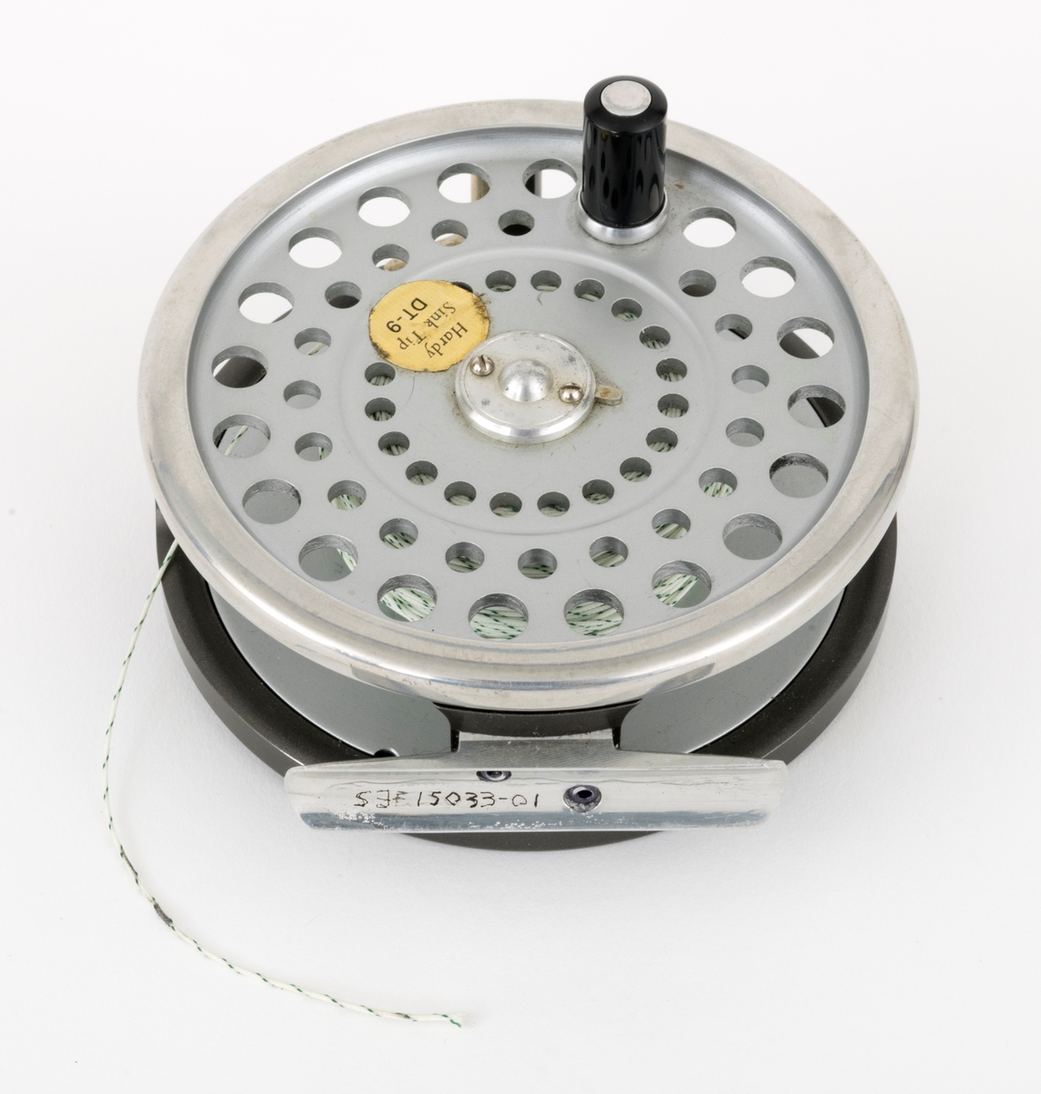 Gjenstanden består av en snelle, fiskesnelle, fluesnelle av typen Marquis Salmon No1 av Hardy Bros i England og et futteral. Dette skjemaet omhandler snella. Fluesnella er egnet  til laksefiske. Snellas grunnkomponenter er spole (trommel), sidedeksler (ramme), sveiv og snellefot. Snellefoten er festet med nagler til "ramma". Sveiva er montert på høyre side, direkte på spolen. Snella er laget av metall mens sveivknappen trolig er laget av bakelitt. Snella har justerbar brems. Det sitter backing (bakline) på spolen, antakelig dacron. Ut fra påklistret lapp på snella, er trolig det siste fluesnøret som er brukt på snella av typen Hardy Sink Tip DT-9 ( et dobelttappert fluesnøre, avsmalende i begge ender).  



[For informasjon om sneller av denne typen kan boka: "Fishing Tackle A Collector's Guide" av Graham Turner, være en kilde. Se også boka Sportsfiskeleksikon fra 2005.]