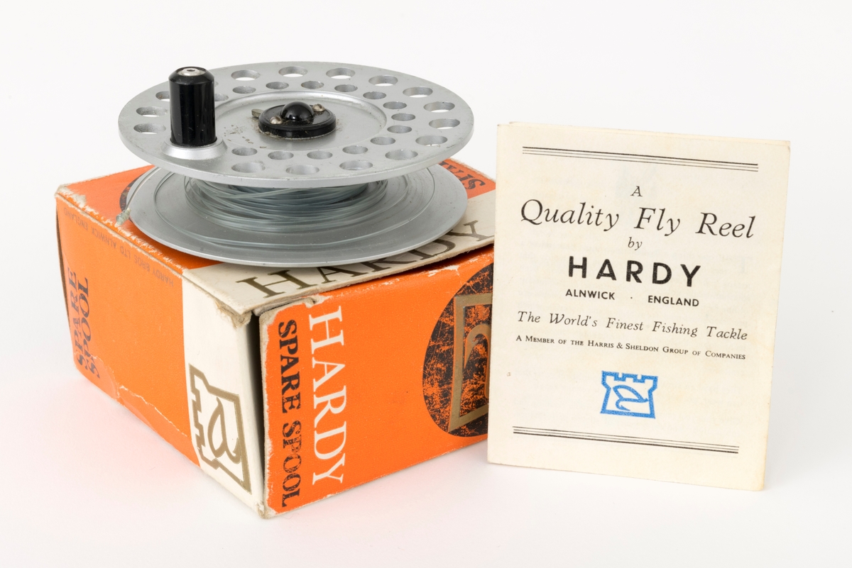 Gjenstanden består av en spole (reservespole) til en fiskesnelle, fluesnelle, av typen Viscount 140 produsert av Hardy Bros i England og en oppbevaringseske med et informasjonsskriv fra produsenten. Spolen (trommelen), består av sideplater, aksling, drev (tannhjul) og sveiv.  Den ene sideplata er perforert mens den andre er hel. Sveiva er montert direkte på spolen. Spolens hovedmateriale antas å være lettmetall, mens sveivknappen trolig er laget av bakelitt.  På spolen sitter det nylonsene som har vært brukt som backing (bakline). 

Spolen ligger i en rektangulær eske med lokk, som mest sannsynlig er originalemballasjen. Oppi esken ligger det et informasjonsskriv fra produsenten. (Informasjonsskrivet er skannet, se vedlagt fil under fanen referanser til filer.)

[For informasjon om Hardy-sneller av denne kan boka: "Fishing Tackle A Collector's Guide" av Graham Turner, være en kilde. Se også boka Sportsfiskeleksikon fra 2005.]