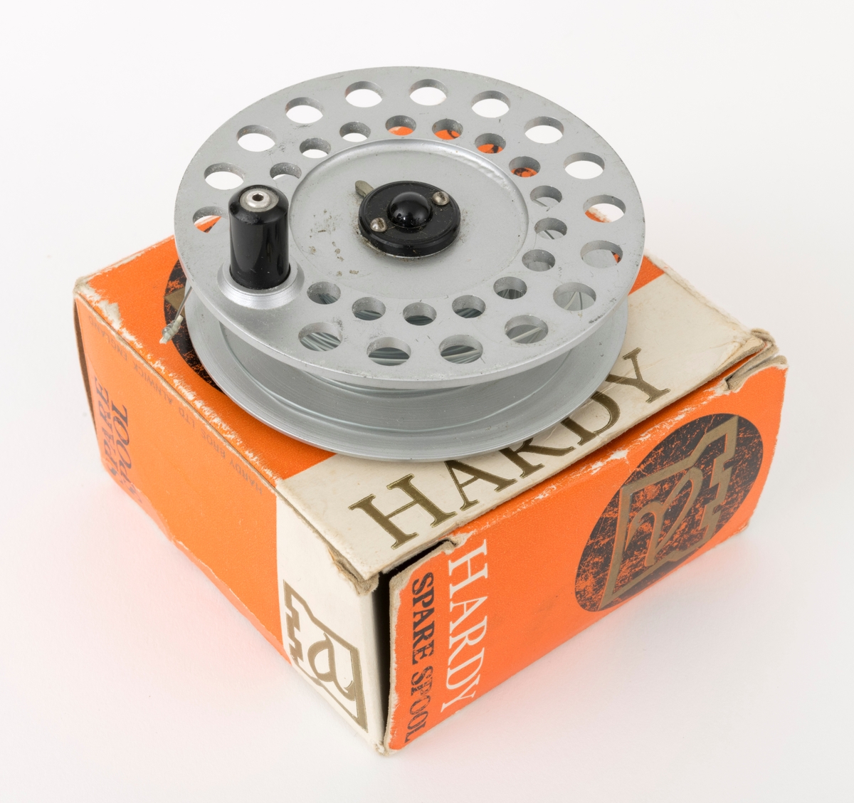 Gjenstanden består av en spole (reservespole) til en fiskesnelle, fluesnelle, av typen Viscount 140 produsert av Hardy Bros i England og en oppbevaringseske med et informasjonsskriv fra produsenten. Spolen (trommelen), består av sideplater, aksling, drev (tannhjul) og sveiv.  Den ene sideplata er perforert mens den andre er hel. Sveiva er montert direkte på spolen. Spolens hovedmateriale antas å være lettmetall, mens sveivknappen trolig er laget av bakelitt.  På spolen sitter det nylonsene som har vært brukt som backing (bakline). 

Spolen ligger i en rektangulær eske med lokk, som mest sannsynlig er originalemballasjen. Oppi esken ligger det et informasjonsskriv fra produsenten. (Informasjonsskrivet er skannet, se vedlagt fil under fanen referanser til filer.)

[For informasjon om Hardy-sneller av denne kan boka: "Fishing Tackle A Collector's Guide" av Graham Turner, være en kilde. Se også boka Sportsfiskeleksikon fra 2005.]