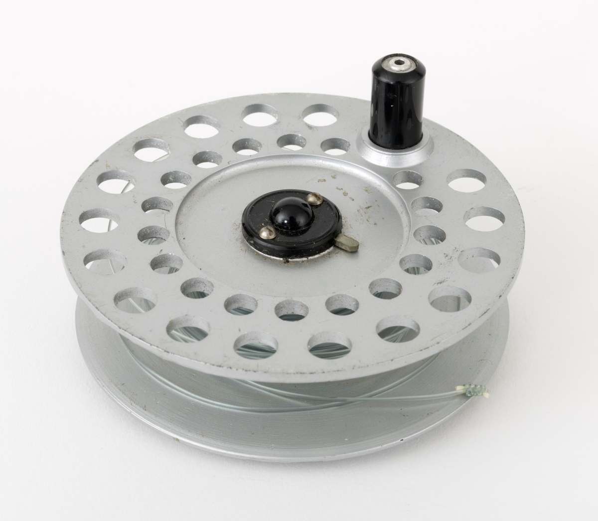 Gjenstanden består av en spole (reservespole) til en fiskesnelle, fluesnelle, av typen Viscount 140 produsert av Hardy Bros i England og en oppbevaringseske med et informasjonsskriv fra produsenten. Spolen (trommelen), består av sideplater, aksling, drev (tannhjul) og sveiv.  Den ene sideplata er perforert mens den andre er hel. Sveiva er montert direkte på spolen. Spolens hovedmateriale antas å være lettmetall, mens sveivknappen trolig er laget av bakelitt.  På spolen sitter det nylonsene som har vært brukt som backing (bakline). 

Spolen ligger i en rektangulær eske med lokk, som mest sannsynlig er originalemballasjen. Oppi esken ligger det et informasjonsskriv fra produsenten. (Informasjonsskrivet er skannet, se vedlagt fil under fanen referanser til filer.)

[For informasjon om Hardy-sneller av denne kan boka: "Fishing Tackle A Collector's Guide" av Graham Turner, være en kilde. Se også boka Sportsfiskeleksikon fra 2005.]