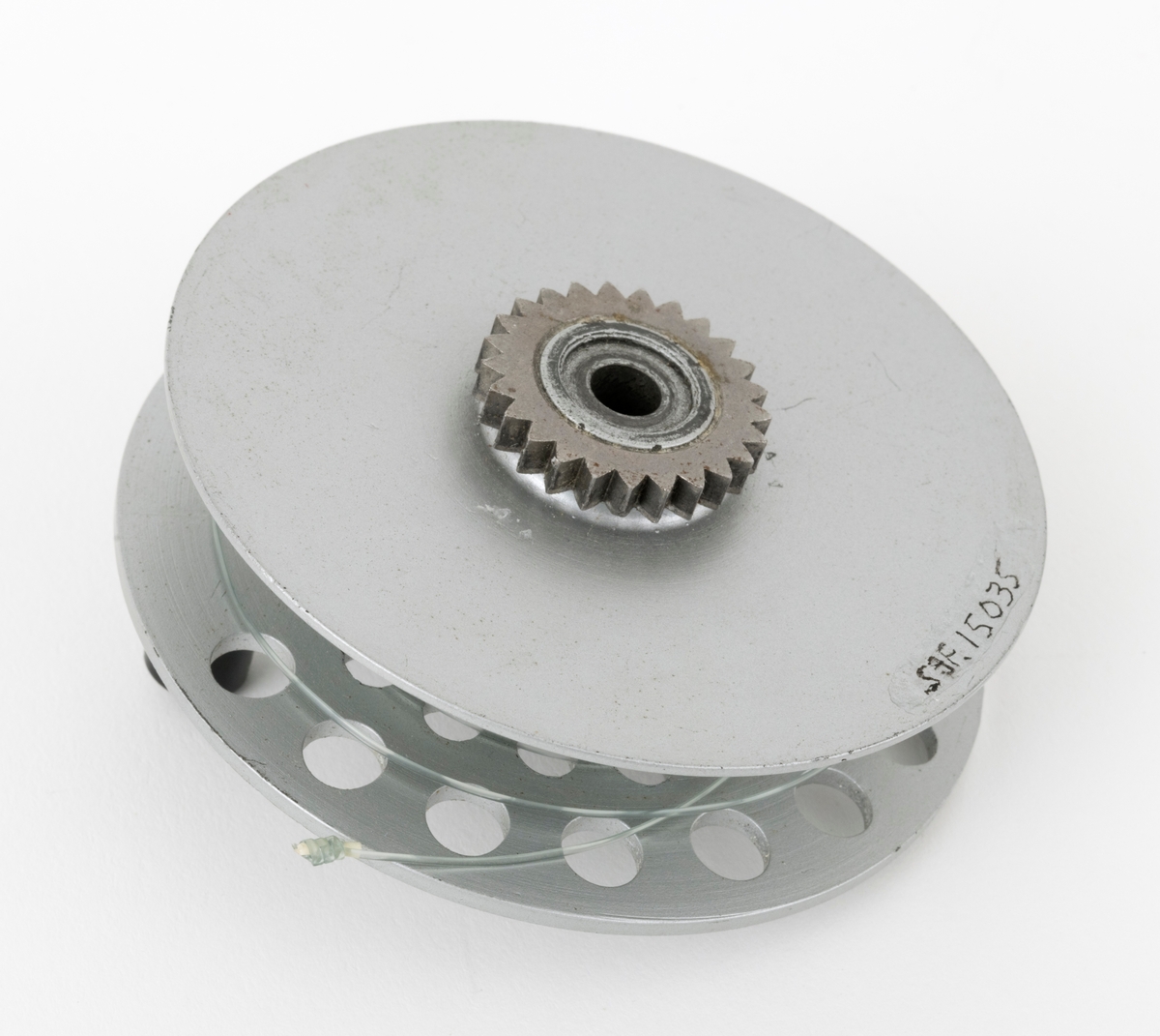 Gjenstanden består av en spole (reservespole) til en fiskesnelle, fluesnelle, av typen Viscount 140 produsert av Hardy Bros i England og en oppbevaringseske med et informasjonsskriv fra produsenten. Spolen (trommelen), består av sideplater, aksling, drev (tannhjul) og sveiv.  Den ene sideplata er perforert mens den andre er hel. Sveiva er montert direkte på spolen. Spolens hovedmateriale antas å være lettmetall, mens sveivknappen trolig er laget av bakelitt.  På spolen sitter det nylonsene som har vært brukt som backing (bakline). 

Spolen ligger i en rektangulær eske med lokk, som mest sannsynlig er originalemballasjen. Oppi esken ligger det et informasjonsskriv fra produsenten. (Informasjonsskrivet er skannet, se vedlagt fil under fanen referanser til filer.)

[For informasjon om Hardy-sneller av denne kan boka: "Fishing Tackle A Collector's Guide" av Graham Turner, være en kilde. Se også boka Sportsfiskeleksikon fra 2005.]