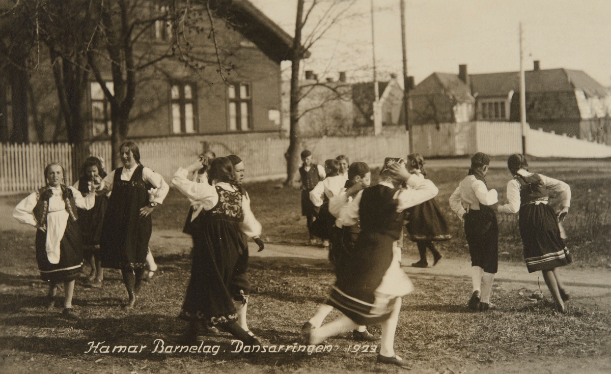 Postkort, Hamar, gruppe barn danser i nasjonaldrakter, Hamar Barnelag, Danserringen, folkeviseleik, 
