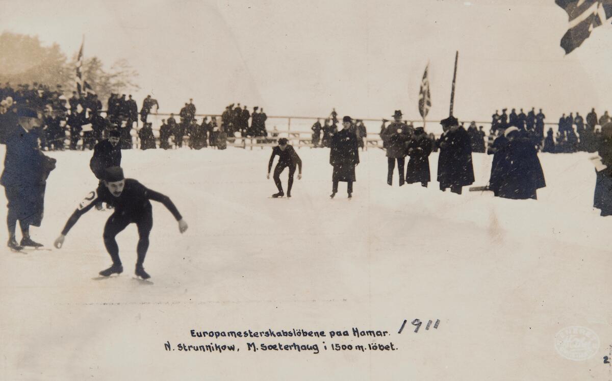 Postkort, Hamar, Mjøsisen, Veslemjøsa, Europamesterskap på skøyter 1911, EM 1911, på startstreken russeren Nikolaj Vasiljevitsj Strunnikov som ble europamester sammenlagt og  Martin Sætherhaug fra Trondhjems Skøiteklub ble nr 4 sammenlagt, Kong Haakon var tilstede søndag 20. februar 1911, 
