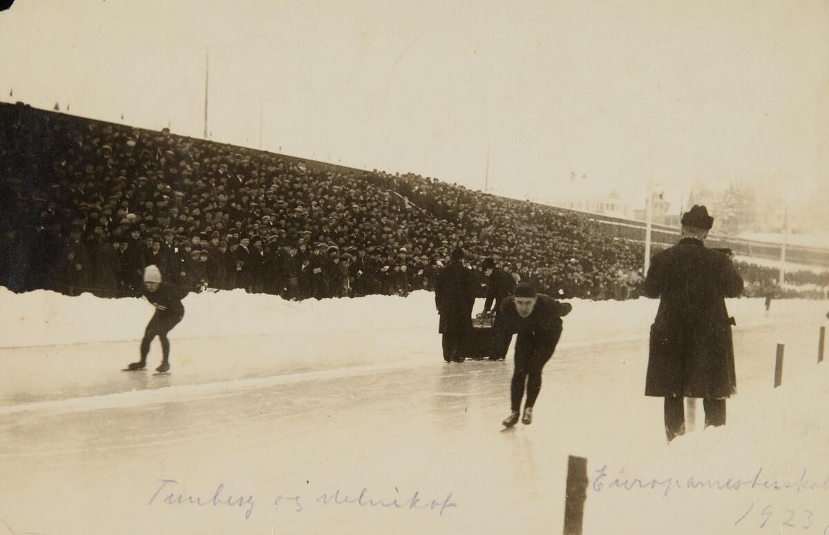Postkort, Hamar stadion, europamesterskap på skøyter 1923, EM 1923, Clas Thunberg fra Finland og russeren Jakov Fjodorovitsj Melnikov, publikum, 
