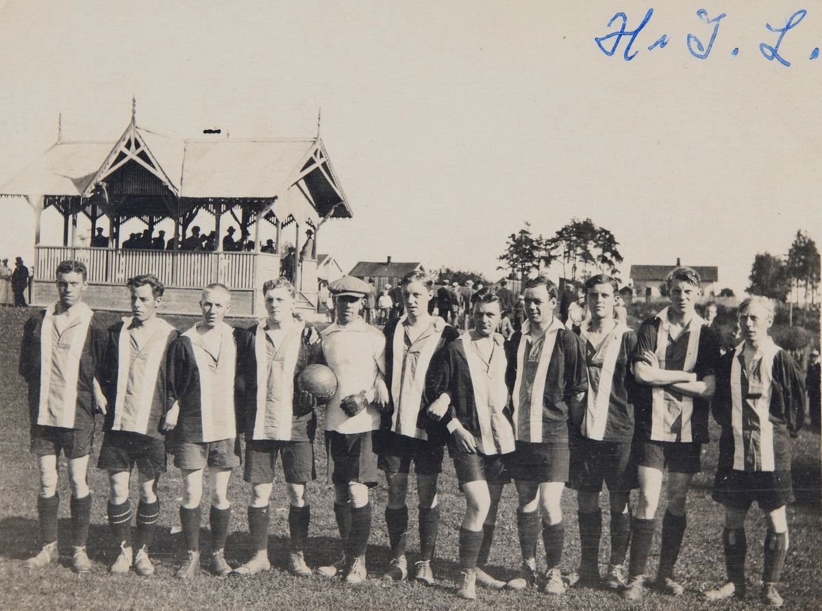 Postkort, Hamar, Utstillingsplassen, gruppe 11 fotballspillere fra Hamar Idrettslag, HIL fotballag, musikkpaviljong, fotballdrakter, 
