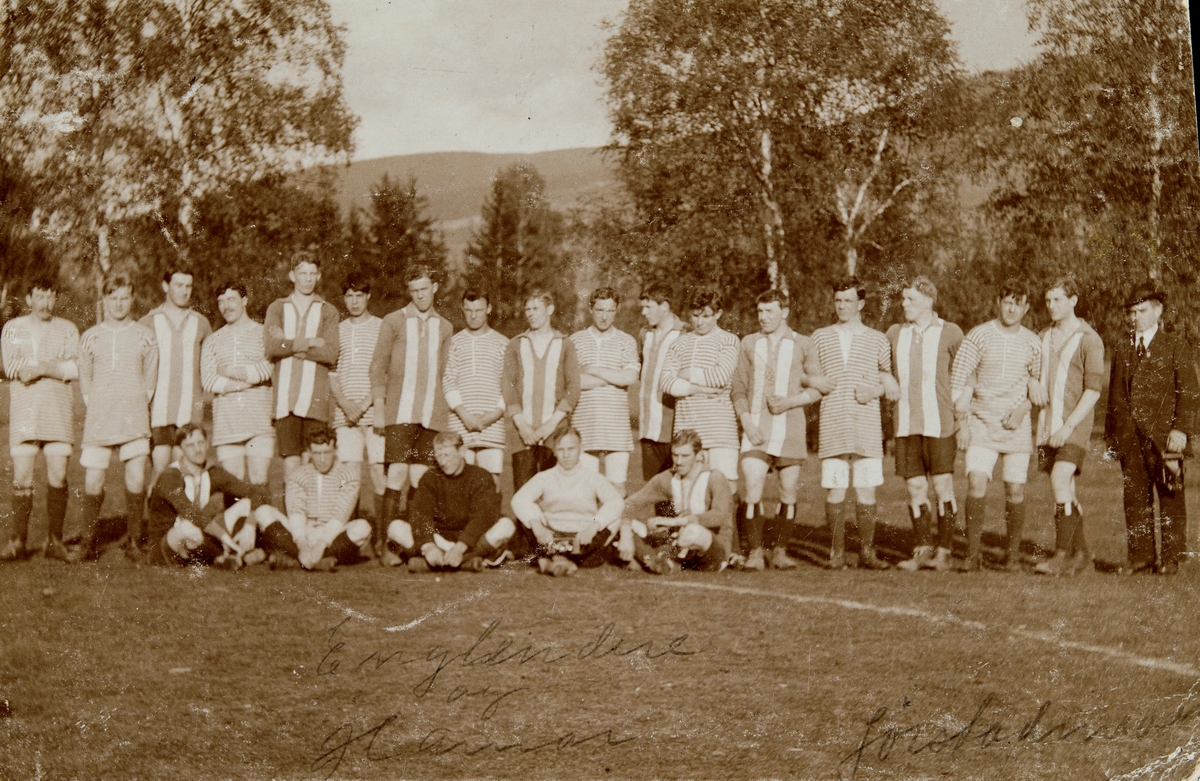 Postkort, Jørstadmoen, gruppe 23 fotballspillere, 2 fotballag, i stripete drakter HIL Hamar Idrettslag og "Englenderne", 
