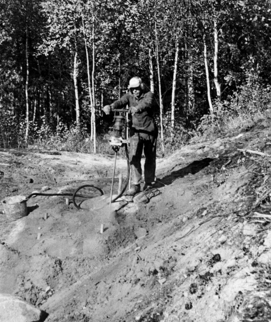 Nybyggnation av tre förråd 1986.

Några blandade bilder från de samtida byggprojekten i Utö läger; livsmedelsförrådet, kokhuset och Värnskolans förråd. 

Bild 1: Kurt Madell och Kjell Strömkvist studerar ritningen.

Bild 2: "Blommen" borrar och skjuter. Entreprenör som ofta togs in för sprängningsarbeten.

Bild 3: Kurt Madell på schaktbotten "Det ser riktigt bra ut!". Vägavdelningens D 7:a i bakgrunden.

Bild 4: Hämtning av grus vid Stora Stenstrand. Scania 111 från vägavdelningen, samt Volvo N88 och Volvo BM 846 som tillhörde skjutfältet.

Bild 5: Gruset lossas vid byggplatsen. Kjell Strömkvist och Sven Johansson utanför bilen.

Bild 6: Staffan Löding och maskinföraren Sven Johansson med sin Caterpillar D7.

Milregnr: 54815, 207794