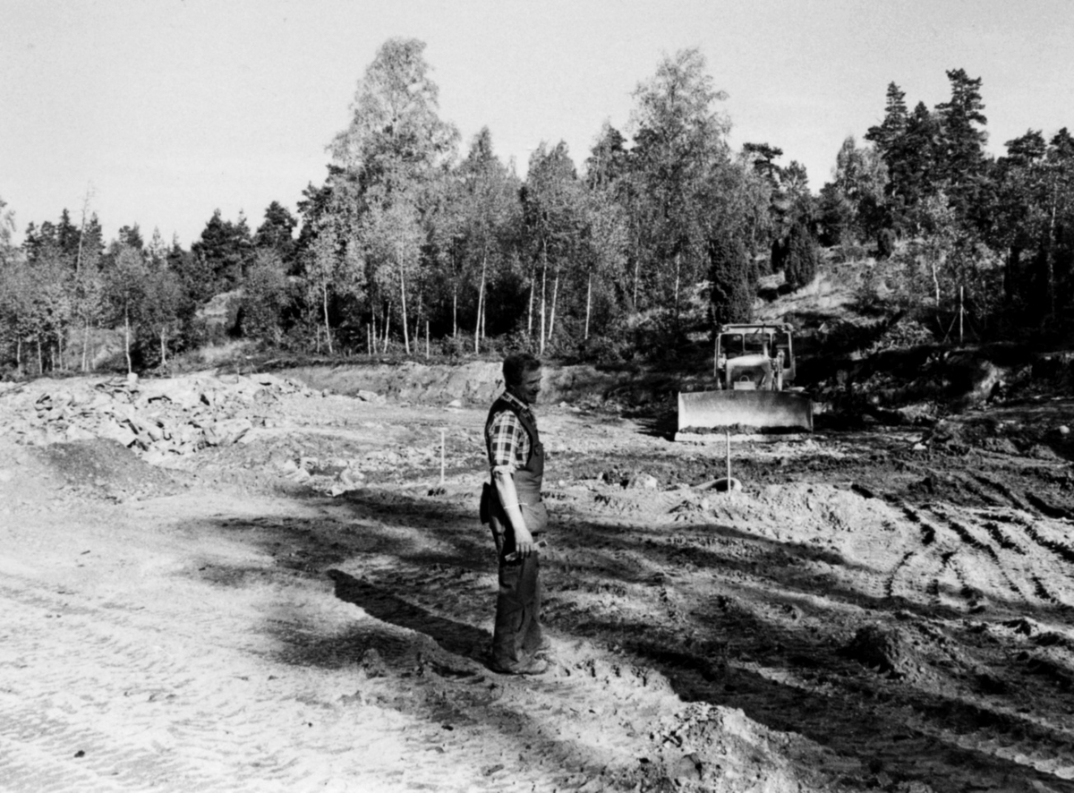 Nybyggnation av tre förråd 1986.

Några blandade bilder från de samtida byggprojekten i Utö läger; livsmedelsförrådet, kokhuset och Värnskolans förråd. 

Bild 1: Kurt Madell och Kjell Strömkvist studerar ritningen.

Bild 2: "Blommen" borrar och skjuter. Entreprenör som ofta togs in för sprängningsarbeten.

Bild 3: Kurt Madell på schaktbotten "Det ser riktigt bra ut!". Vägavdelningens D 7:a i bakgrunden.

Bild 4: Hämtning av grus vid Stora Stenstrand. Scania 111 från vägavdelningen, samt Volvo N88 och Volvo BM 846 som tillhörde skjutfältet.

Bild 5: Gruset lossas vid byggplatsen. Kjell Strömkvist och Sven Johansson utanför bilen.

Bild 6: Staffan Löding och maskinföraren Sven Johansson med sin Caterpillar D7.

Milregnr: 54815, 207794