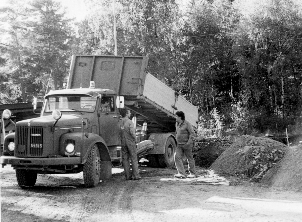Nybyggnation av tre förråd 1986.

Några blandade bilder från de samtida byggprojekten i Utö läger; livsmedelsförrådet, kokhuset och Värnskolans förråd. 

Bild 1: Kurt Madell och Kjell Strömkvist studerar ritningen.

Bild 2: "Blommen" borrar och skjuter. Entreprenör som ofta togs in för sprängningsarbeten.

Bild 3: Kurt Madell på schaktbotten "Det ser riktigt bra ut!". Vägavdelningens D 7:a i bakgrunden.

Bild 4: Hämtning av grus vid Stora Stenstrand. Scania 111 från vägavdelningen, samt Volvo N88 och Volvo BM 846 som tillhörde skjutfältet.

Bild 5: Gruset lossas vid byggplatsen. Kjell Strömkvist och Sven Johansson utanför bilen.

Bild 6: Staffan Löding och maskinföraren Sven Johansson med sin Caterpillar D7.

Milregnr: 54815, 207794