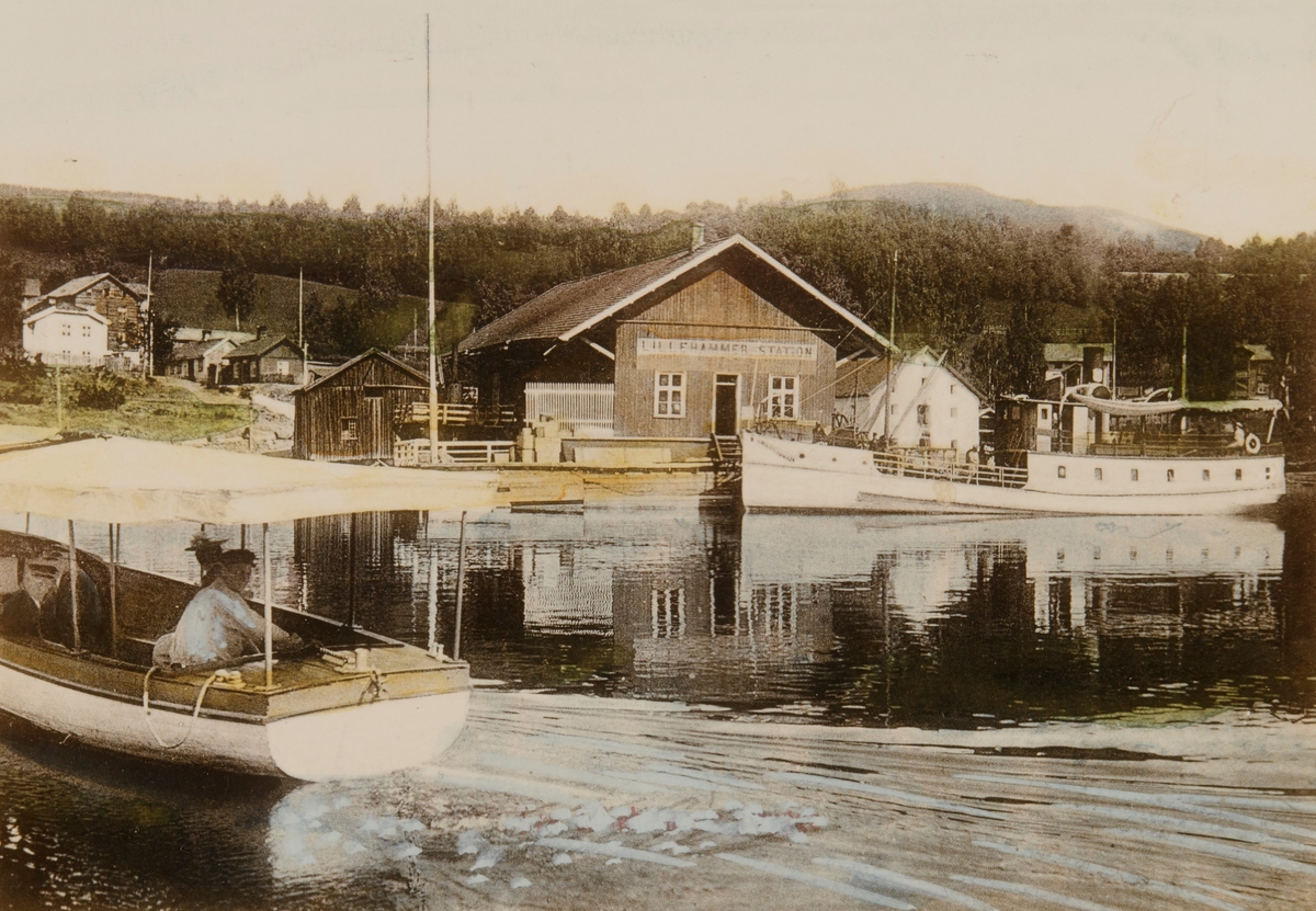 Postkort, Lillehammer brygge, Dampskipsbrygge, mjøsbåt, D/S Lillehammer ligger til kai, sundbåten M/F Fram til venstre,
