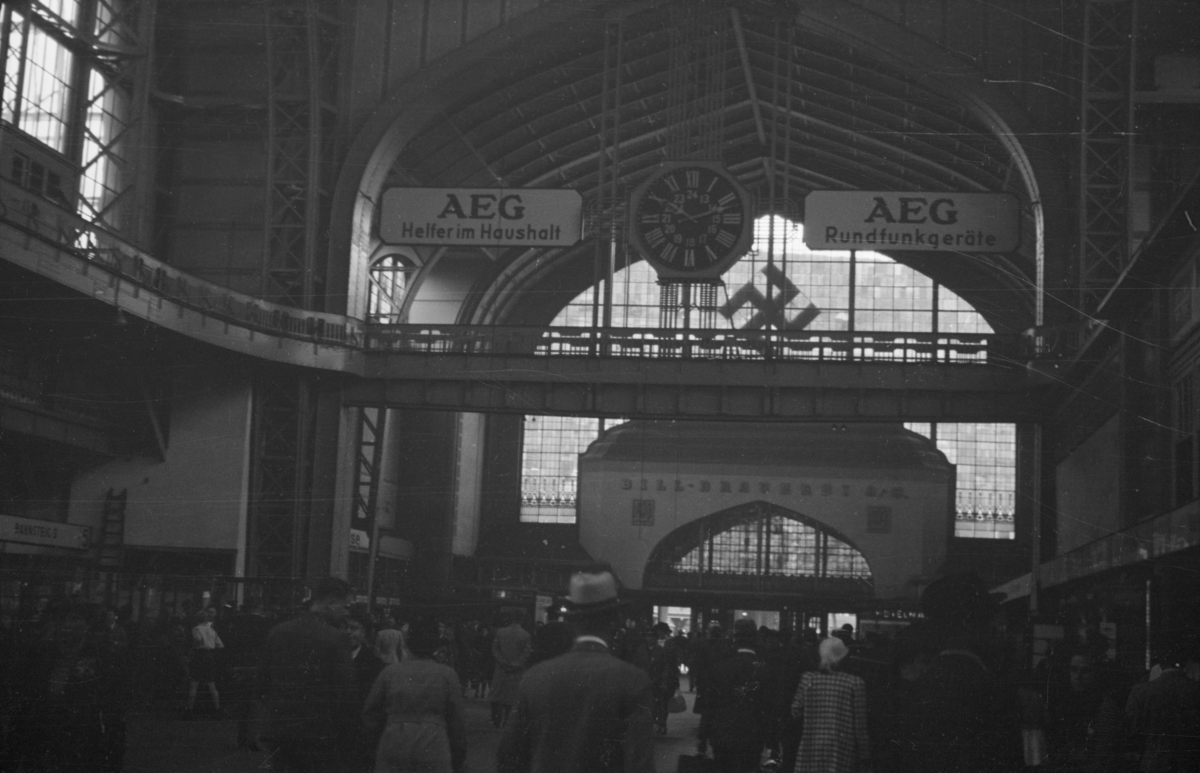 Hallen i Hamburg sentralstasjon (Hauptbahnhof Hamburg) i 1939, hakekors over inngangen.