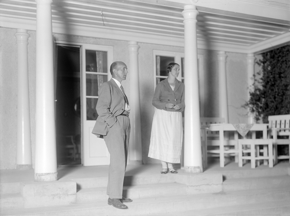 Makarna Petrus och Anna Söderbäck vid tjänstebostaden till Lunnevads folkhögskola. Året är 1933 och Petrus hade innehaft tjänsten som folkhögskolans rektor sedan 1927.