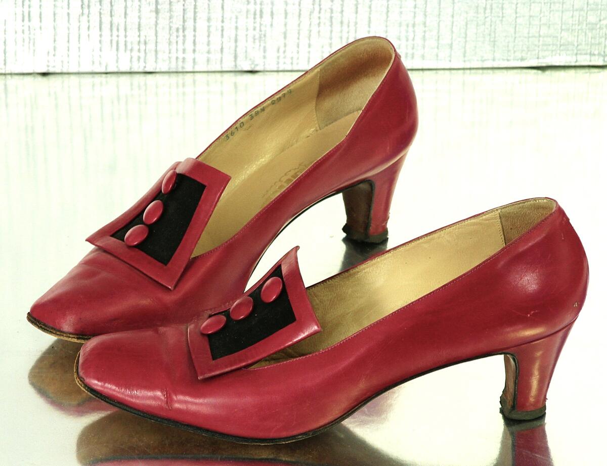 Lila klackskor som på sleifen har en svart kvadrat med tre lila knappar   bondi
nyreg data 021209