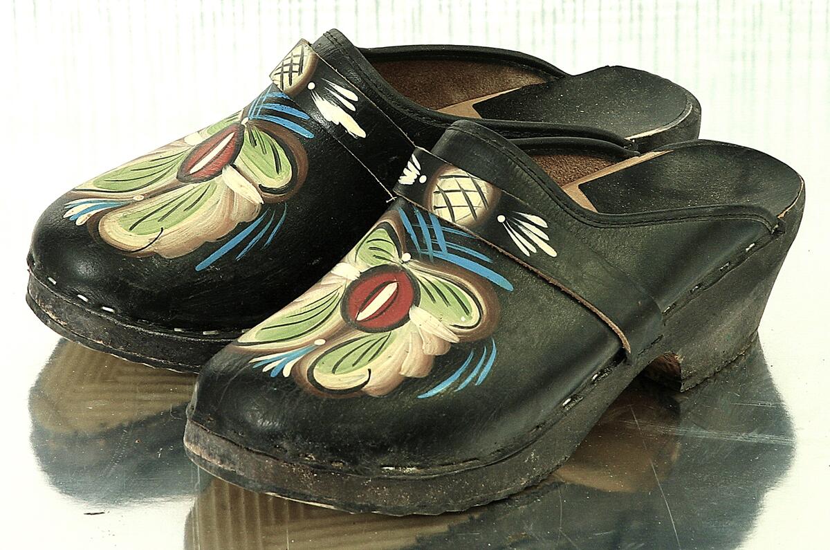 Svarta träskor med kurbitsinspirerad  målning  på ovanlädret  dalatoffeln från nils olsson hemslöjd ab nusnäs
nyreg data 021210 lj