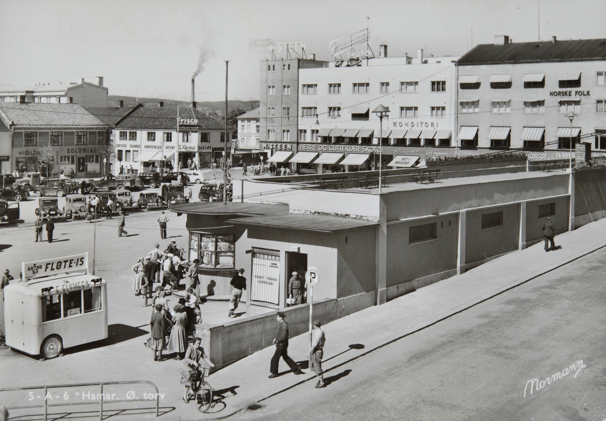 Postkort, Hamar, Torggata, Østre Torg, rutebilstajon, rutebiltaket, Elvsveens mobile pølsebod, kiosk, K. G. Mattson Frukt Tobakk Sjokolade, KNA Turistkontor,