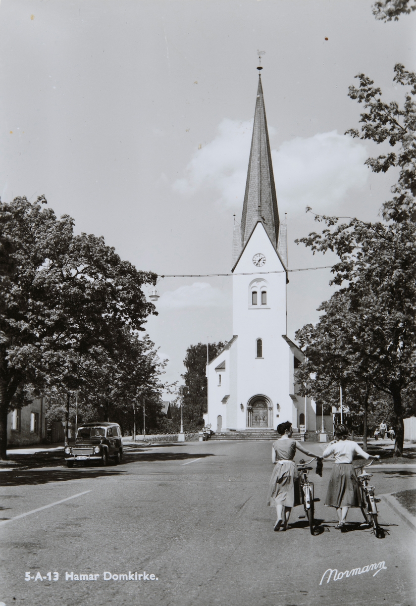 Postkort, Hamar domkirke, eksteriør, Kirkegata 14, 
(2 motiver av Domkirken med samme produksjonsnummer. pluss et foto i farger)