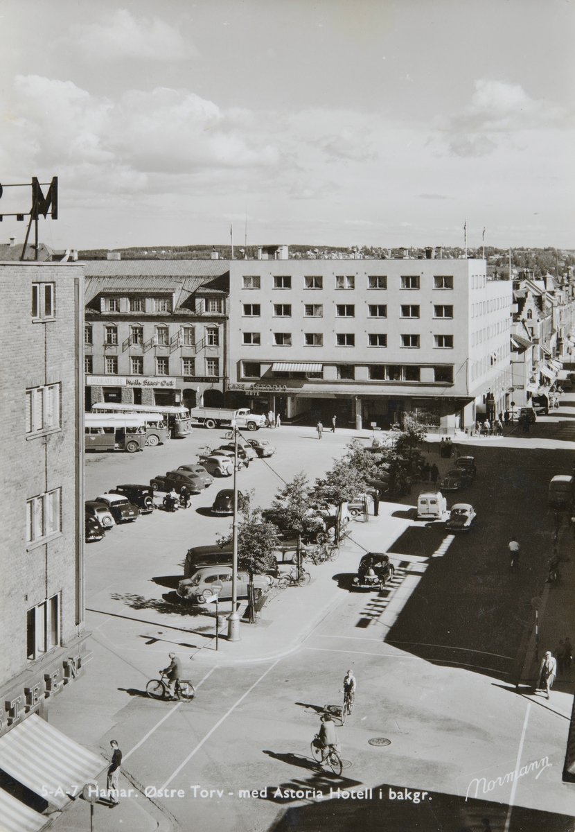 Postkort, Hamar, Øste Torg, rutebilstasjon, Hotell Astoria, parkerte biler, Torggata