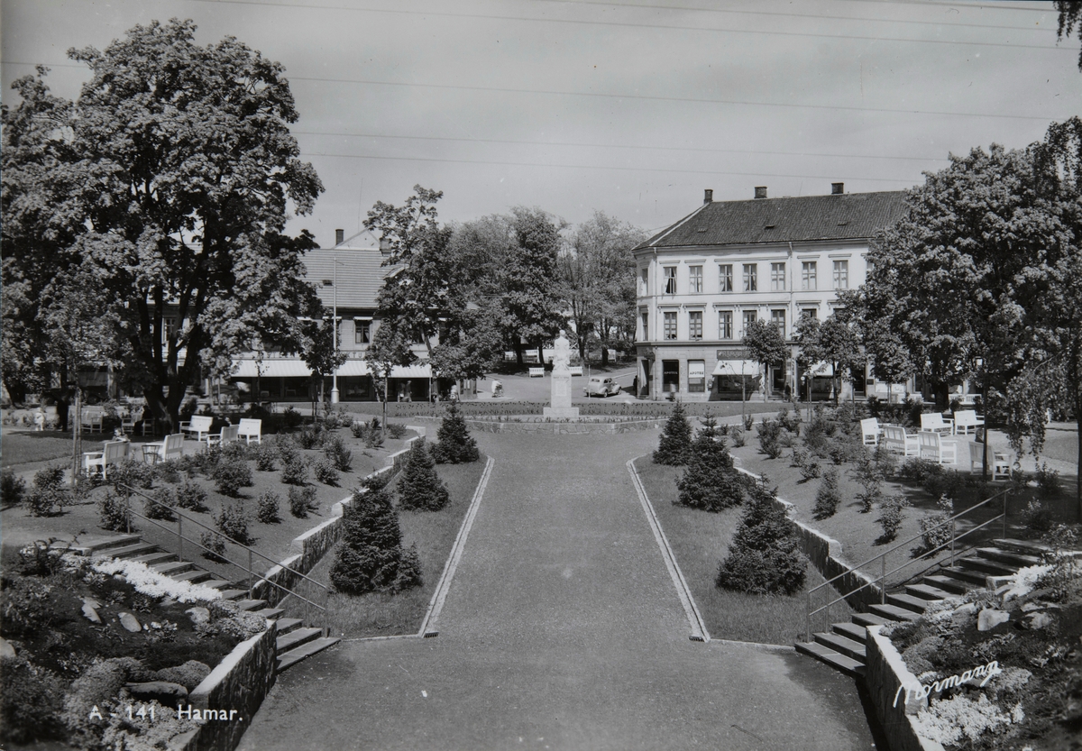 Postkort, Hamar, Strandgateparken, "Minnesmerket over de falne", parkanlegg, beplantning, steintrapper, gangsti til jerbaneundergangen, Steenundergangen,