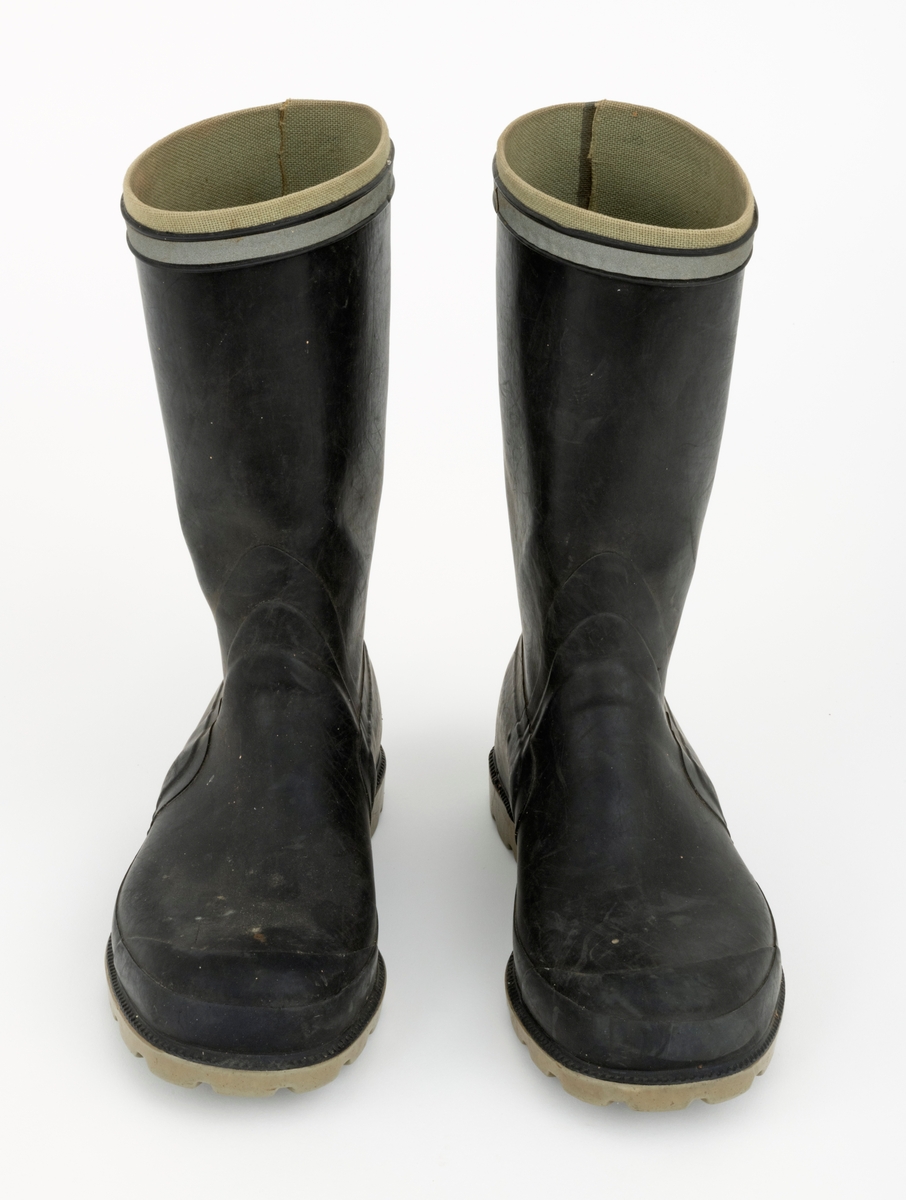 Gummistøvler eller langstøvler - vanntett fottøy med høye skaft - brukt under vandring på vått underlag utendør, sannsynligvis også i fjøs, der det var møkk på golvene. Dette støvleparet ble antakelig brukt av småbrukeren Iver Eide (1886-1976) fra Tolga på hans eldre dager. Støvlene har grålige såler med markerte hæler, og med 4,5 - 5,5 millimeter djupt riflemønster, som antakelig skulle forebygge at den som gikk med støvlene skled på glatt underlag. Ellers er støvlenes ytterflater lagd av mørkebrun, nesten svart gummi, som er noe tjukkere og mer solid langs sålene og mot hælene enn over vristpartiene og i skaftene. Rundt skaftenes overender er det pålimt cirka 1 centimeter brede refleksband. Innvendig er gummien trukket med et finmasket striestoff. Støvlene har innlagte såler av et tynt pappmateriale. Produsentens logo - en slags borg med tre tårn og firmnavnet «TRETORN», samt «MADE IN SWEDEN» og størrelsesbetegnelsen «40» - innstøpt på undersidene av sålene. Støvlebrukeren har tråkket en liten jernstrift inn i den høyre såla.