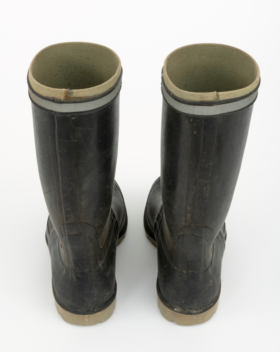 Gummistøvler eller langstøvler - vanntett fottøy med høye skaft - brukt under vandring på vått underlag utendør, sannsynligvis også i fjøs, der det var møkk på golvene. Dette støvleparet ble antakelig brukt av småbrukeren Iver Eide (1886-1976) fra Tolga på hans eldre dager. Støvlene har grålige såler med markerte hæler, og med 4,5 - 5,5 millimeter djupt riflemønster, som antakelig skulle forebygge at den som gikk med støvlene skled på glatt underlag. Ellers er støvlenes ytterflater lagd av mørkebrun, nesten svart gummi, som er noe tjukkere og mer solid langs sålene og mot hælene enn over vristpartiene og i skaftene. Rundt skaftenes overender er det pålimt cirka 1 centimeter brede refleksband. Innvendig er gummien trukket med et finmasket striestoff. Støvlene har innlagte såler av et tynt pappmateriale. Produsentens logo - en slags borg med tre tårn og firmnavnet «TRETORN», samt «MADE IN SWEDEN» og størrelsesbetegnelsen «40» - innstøpt på undersidene av sålene. Støvlebrukeren har tråkket en liten jernstrift inn i den høyre såla.