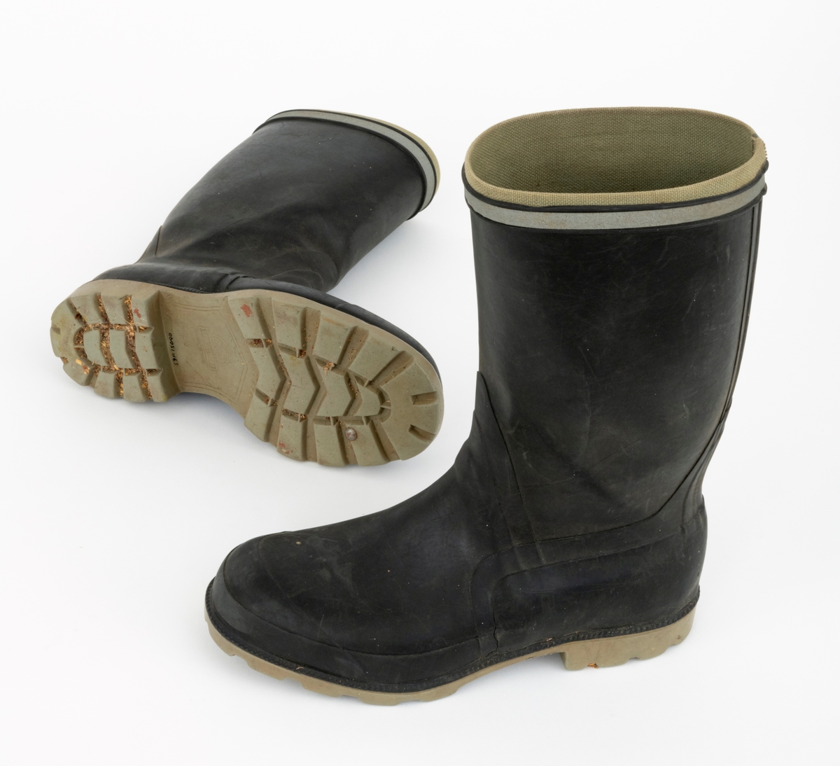 Gummistøvler eller langstøvler - vanntett fottøy med høye skaft - brukt under vandring på vått underlag utendør, sannsynligvis også i fjøs, der det var møkk på golvene. Dette støvleparet ble antakelig brukt av småbrukeren Iver Eide (1886-1976) fra Tolga på hans eldre dager. Støvlene har grålige såler med markerte hæler, og med 4,5 - 5,5 millimeter djupt riflemønster, som antakelig skulle forebygge at den som gikk med støvlene skled på glatt underlag. Ellers er støvlenes ytterflater lagd av mørkebrun, nesten svart gummi, som er noe tjukkere og mer solid langs sålene og mot hælene enn over vristpartiene og i skaftene. Rundt skaftenes overender er det pålimt cirka 1 centimeter brede refleksband. Innvendig er gummien trukket med et finmasket striestoff. Støvlene har innlagte såler av et tynt pappmateriale. Produsentens logo - en slags borg med tre tårn og firmnavnet «TRETORN», samt «MADE IN SWEDEN» og størrelsesbetegnelsen «40» - innstøpt på undersidene av sålene. Støvlebrukeren har tråkket en liten jernstrift inn i den høyre såla.