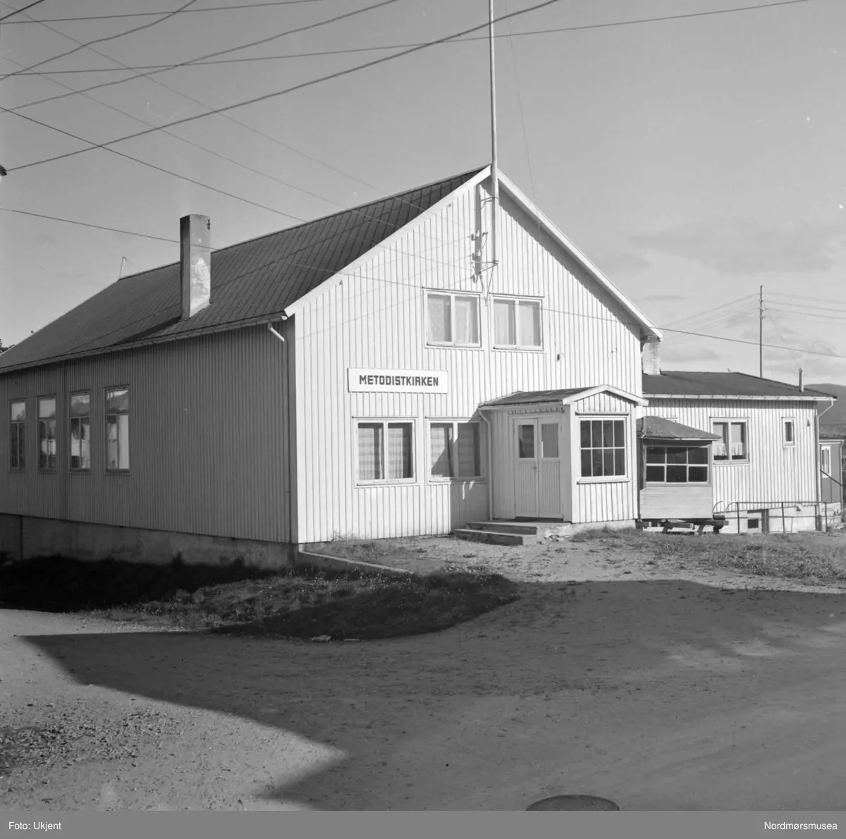 Metodistkirken. Fra fotoarkivet etter portrettfotograf Claus Monge. Nordmøre museum overtok samlingen fra sommeren 2011.