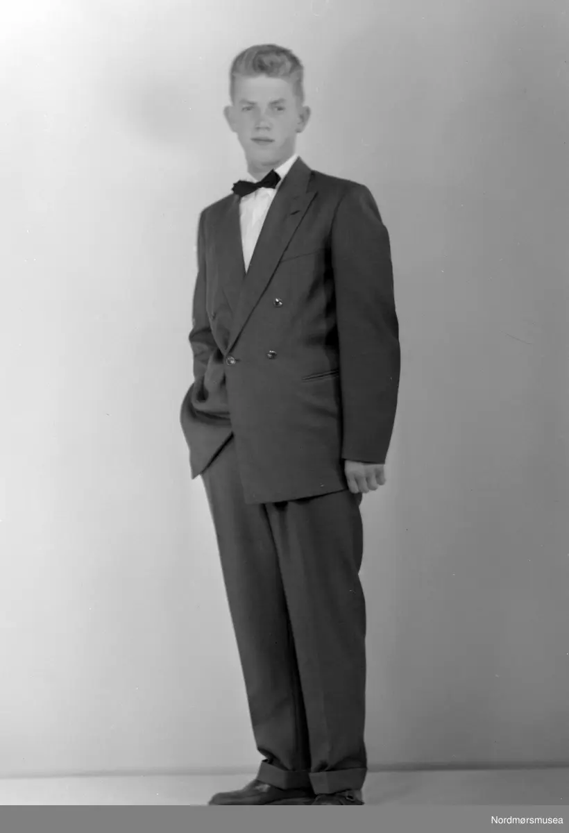 Konfirmant. Fotografiet er registrert på navnet Olav Lyngstad. Fra fotoarkivet etter portrettfotograf Claus Monge. Nordmøre museum overtok samlingen fra sommeren 2011.