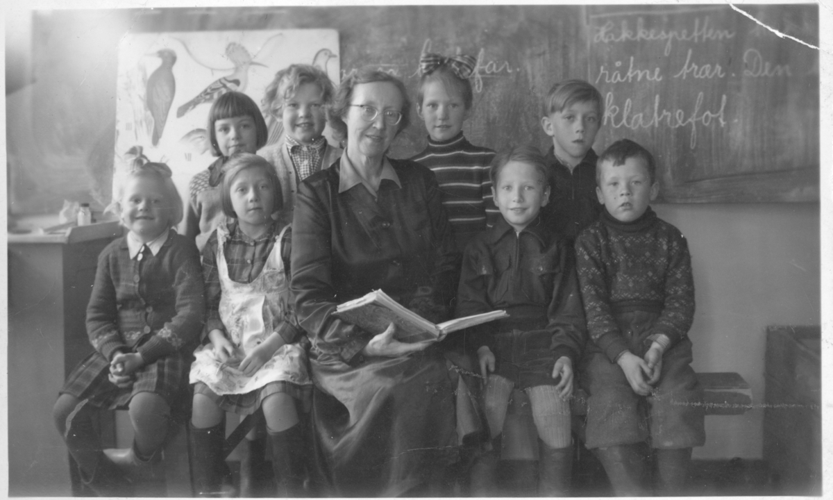 Lærerinne Tora Sandmo med elever på Bakkehaug skole rundt år 1956.