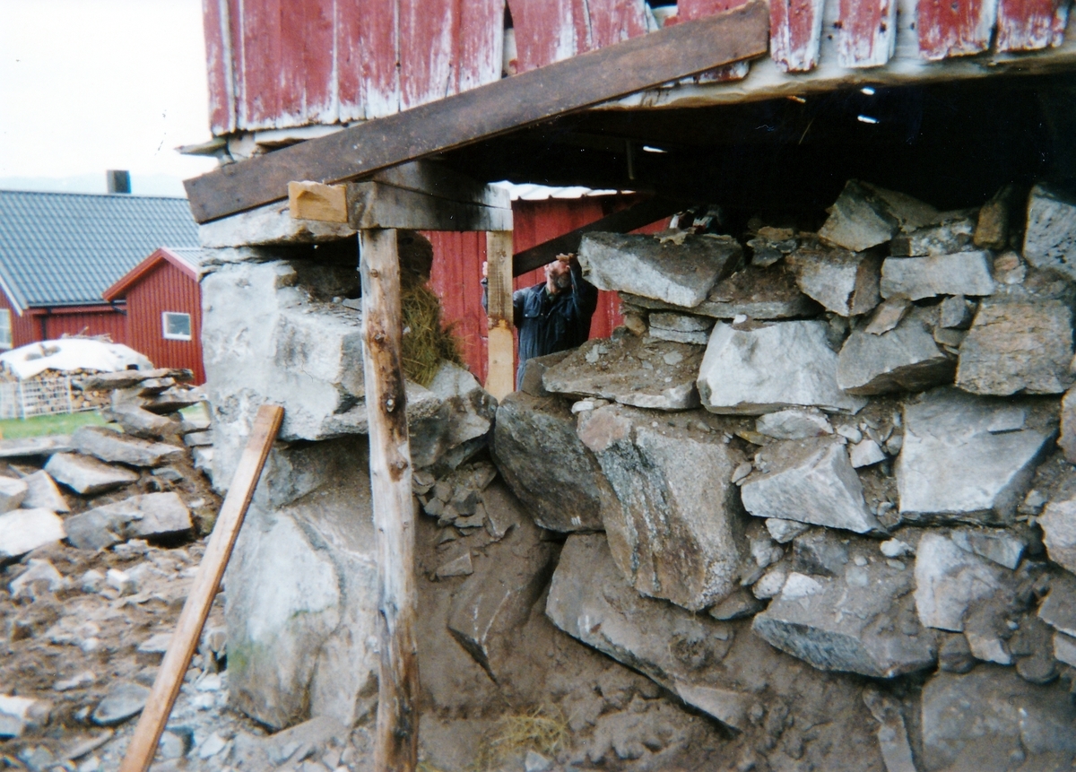 Gammel fjøsmur i Valvågen på Senja, 2001.
