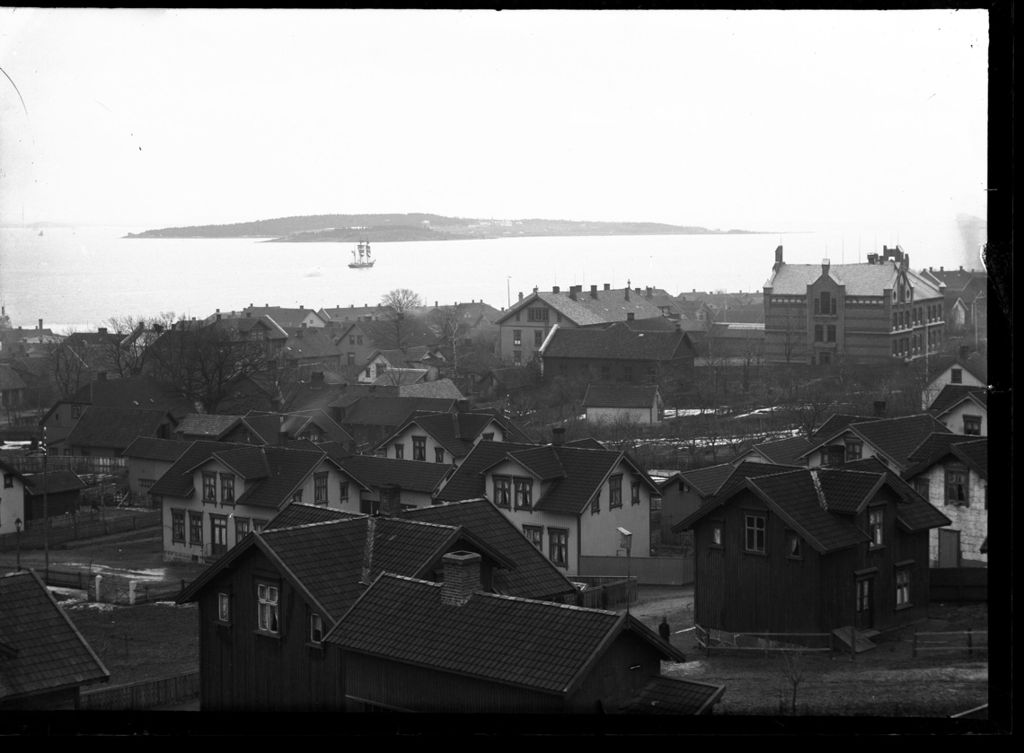 Utstikt over nabolag sentralt i Horten. En seilskute seiler på Oslofjorden og Bastøya ses i bakgrunnen.