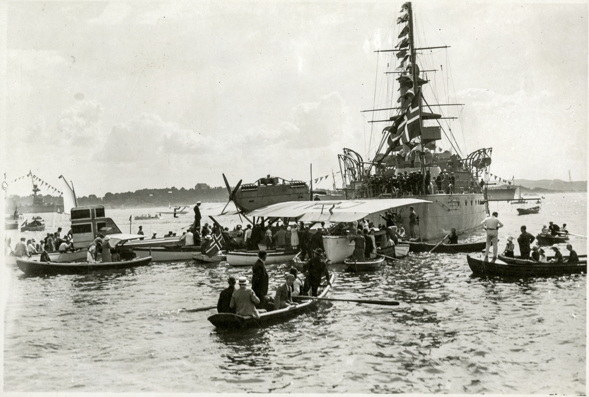 N25 (fly) med et av Marinens panserskip, omgitt av småbåter - Roald Amundsens ankomst til Oslo med N25 - 4. juli 1925
