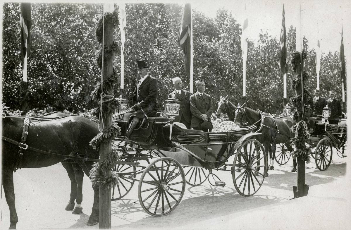 Roald Amundsen står oppreist i landauer med kusk og en annen person stående (Bilde 1) - Roald Amundsens ankomst til Oslo med N25 - 4. juli 1925
