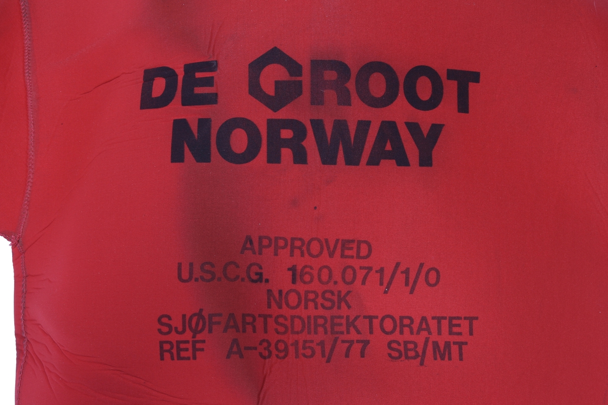 Redningsdrakt merket med De Groot Norway på ryggen.