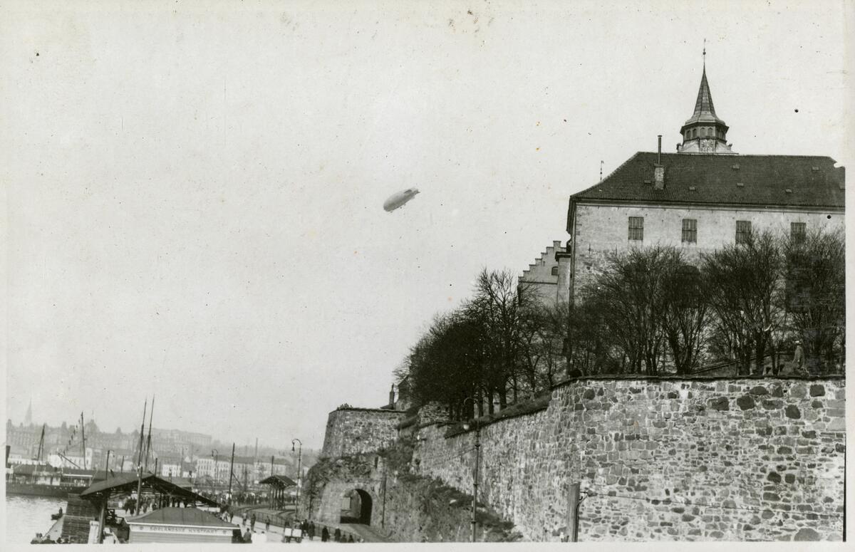 Luftskipet "Norge" over Akershus festning (Bilde 2) - Luftskibet Norge's ankomst til Oslo - 14. april 1926