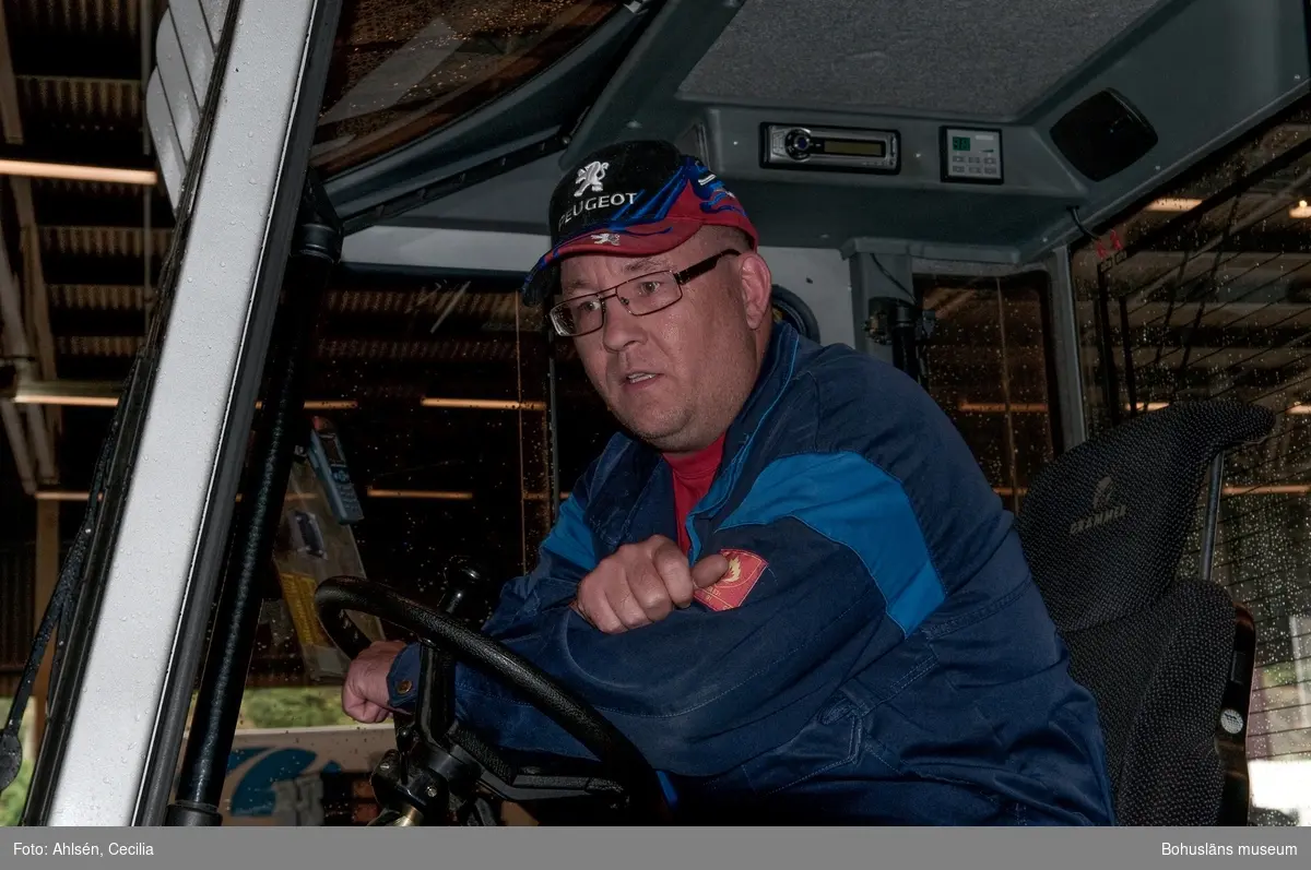 Patrik Patulski, Hedekas, arbetar med att lossa gods från lastbilar och sätter på vagnar, som transporterar godset in i fabriken. Patrik i sin truck på godsmottagningen.

I godsmottagningen finns 2 lossningstruckar och 1 lastningstruck. Här arbetar man i en inne- och en utegrupp. Utegruppen kör emottaget gods till förrådet, medan innegruppen kör in gods till olika stationer inne i fabriken.