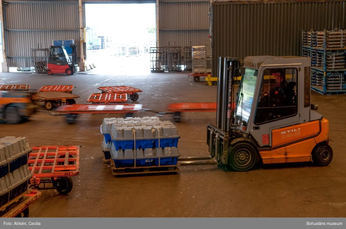 Med truck hämtas gods från lastbilarna vid godsmottagningen. Vid inlastningen kommer ett ständigt flöde av material och detaljer till bilarna som produceras i fabriken.