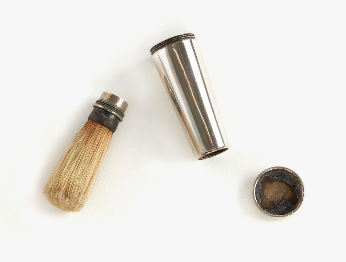 Rakborste av silver, med ljusa svinborst. Iträdd i etui med lock, av sliver. Stämplad: "GW, E5, kontrollstämpel, Falustadsstämpel". GW=Gustaf Graumann, E5=1859.

Donation 1991 genom testamente efter makarna Tor och Margareta Ärje.