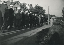 Dufnäs nation på väg ner för Kvarnbacken, troligen på väg ti