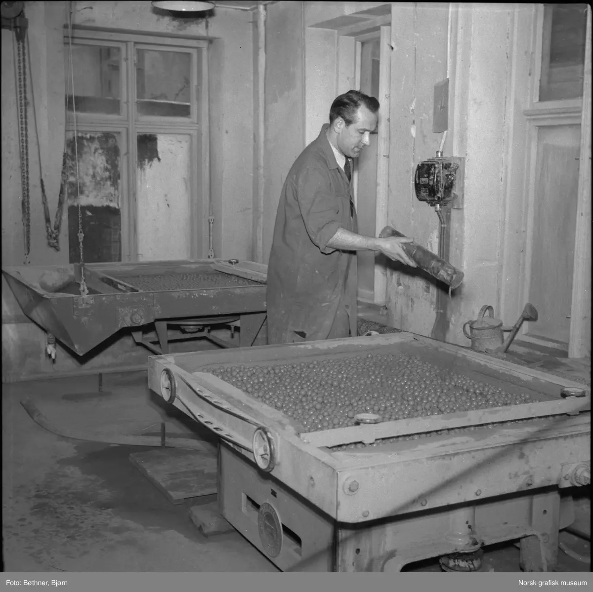 John Smith i arbeid med korning av offsetplater i sliperiet ved det grafiske firmaet Dreyer A/S.