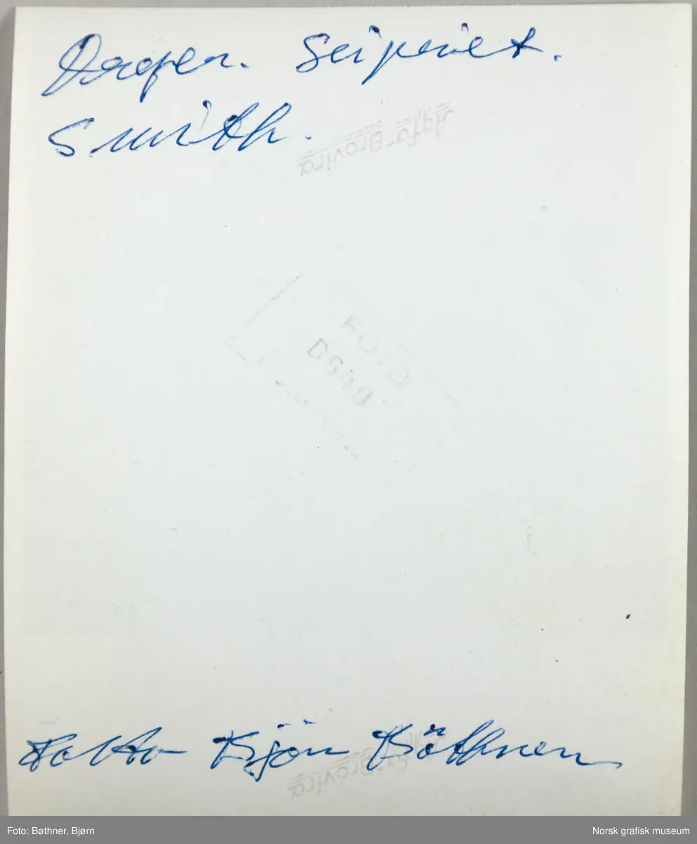 John Smith i arbeid med korning av offsetplater i sliperiet ved det grafiske firmaet Dreyer A/S.