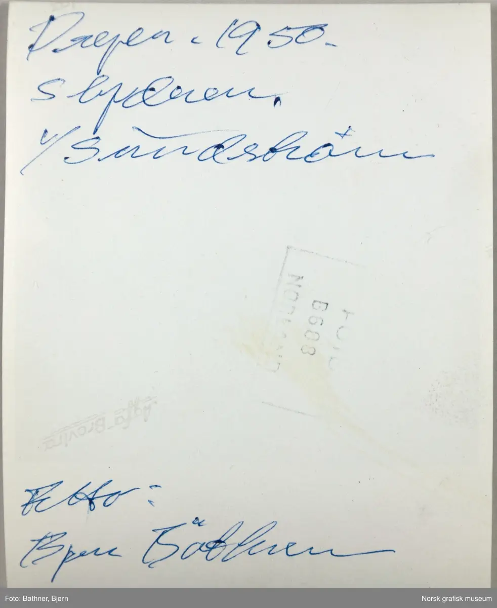 Thorbjørn Sundstrøm i arbeid med "sløyderen" ved det grafiske firmaet Dreyer A/S.