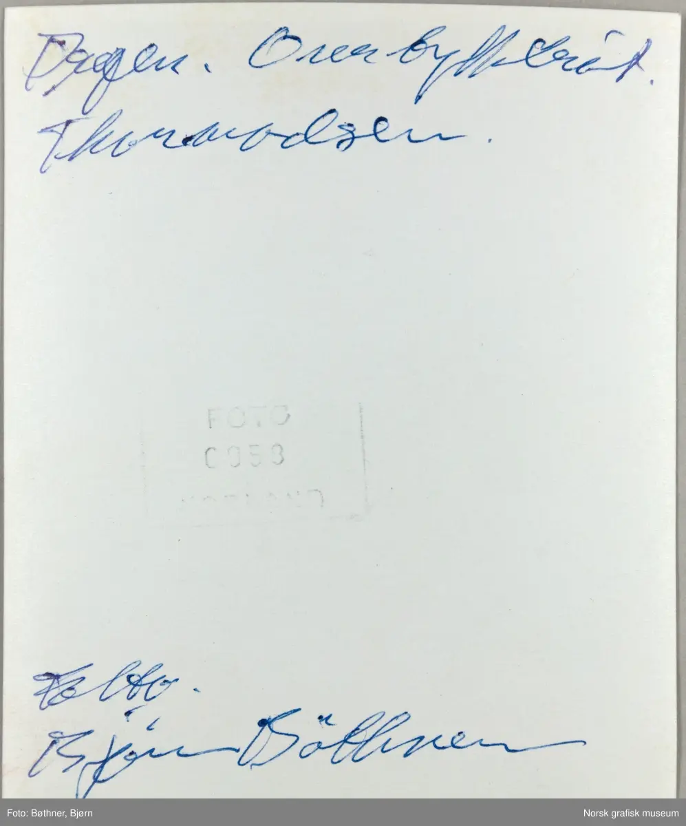 Thormodsen holder opp et transparent ark i offsettrykkeriet ved det grafiske firmaet Dreyer A/S.