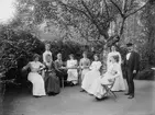 Personalen vid Trädgårdsföreningens restaurang i Linköping samlade för fotografering. Odaterad bild från omkring år 1900.