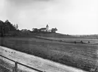 Kättilstad kyrka med sitt storslagna läge över slättlandet mellan sjöarna Åsunden och Ämmern.